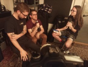 Entrevista a la banda. Es anterior al concierto de .Polar en Madrid