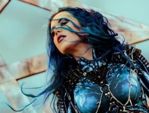 Alissa White-Gluz en solitario