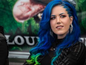 Alissa White-Gluz sale de Arch Enemy. Foto bajo licencia CC, obra de Andreas Lawen