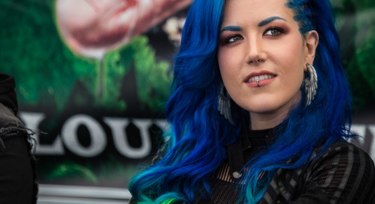 Alissa White-Gluz sale de Arch Enemy. Foto bajo licencia CC, obra de Andreas Lawen