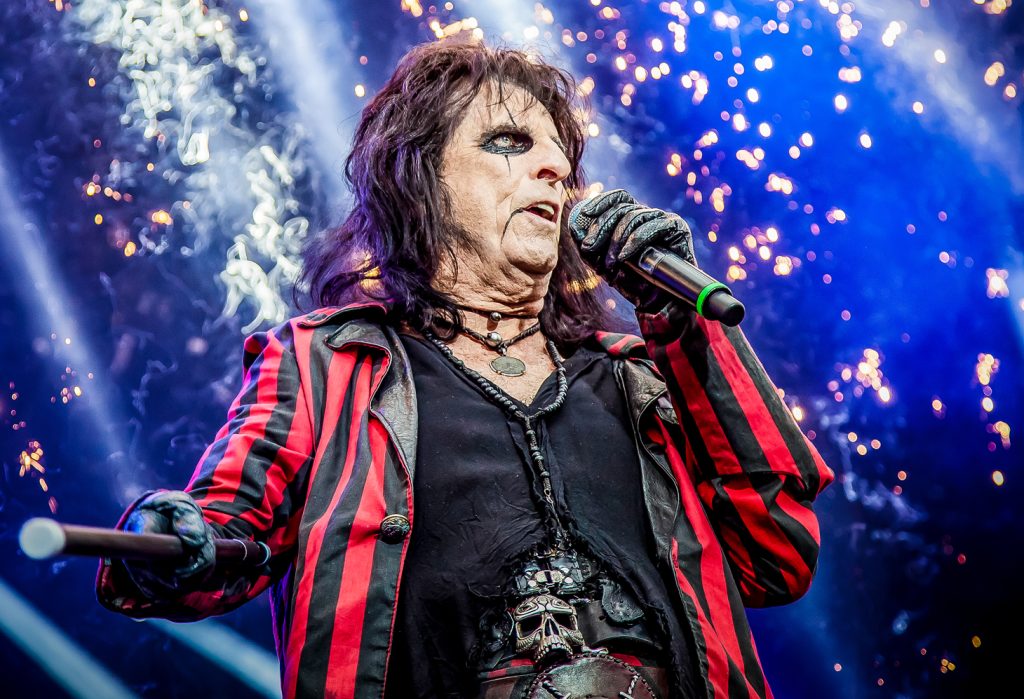 Alice Cooper tiene nueva biografía, Devil On My Shoulder. En la foto le vemos en directo. Obra bajo licencia CC de Robin Looy
