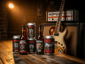 Selección de cervezas de bandas de rock y heavy metal junto a una guitarra eléctrica y un amplificador