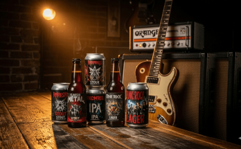 Selección de cervezas de bandas de rock y heavy metal junto a una guitarra eléctrica y un amplificador