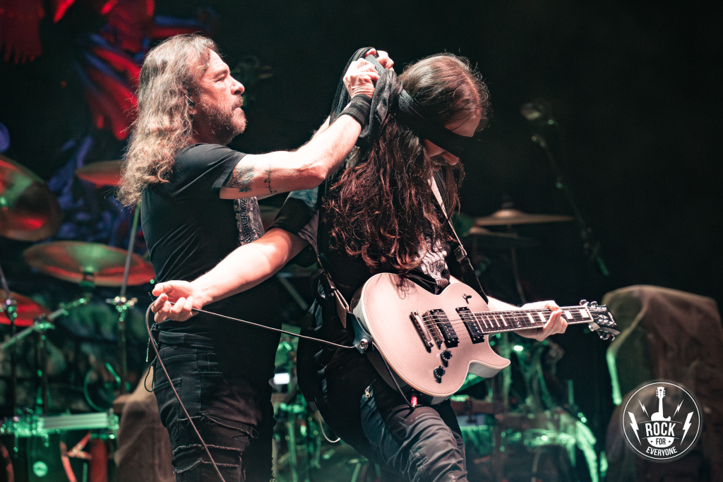 Salán tocando su solo con los ojos vendados en concierto Mägo de Oz Vistalegre