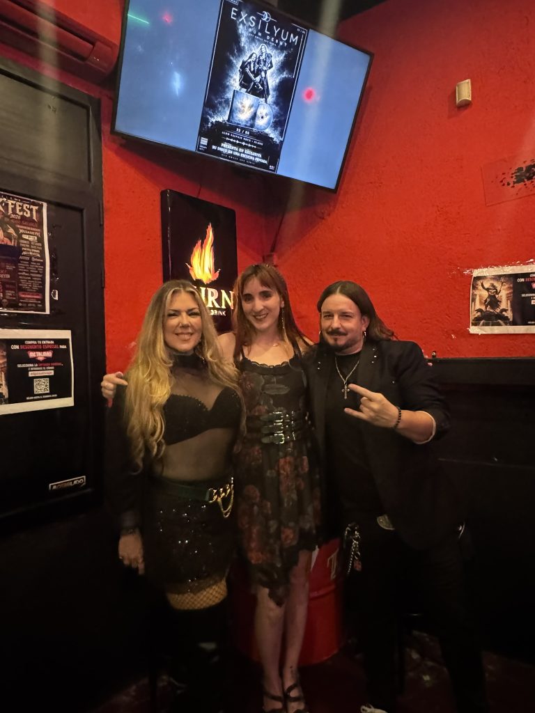 Miri de Rockforeveryone en la presentación de Exsylium con los dos protagonistas