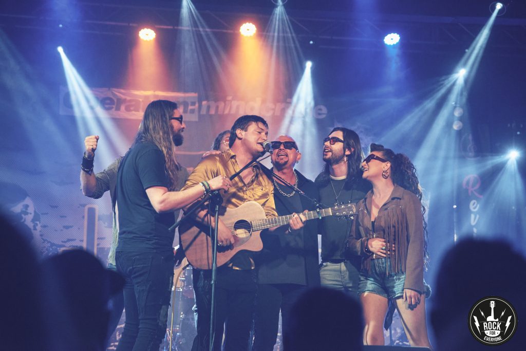 James Keegan tocando en Revi Live