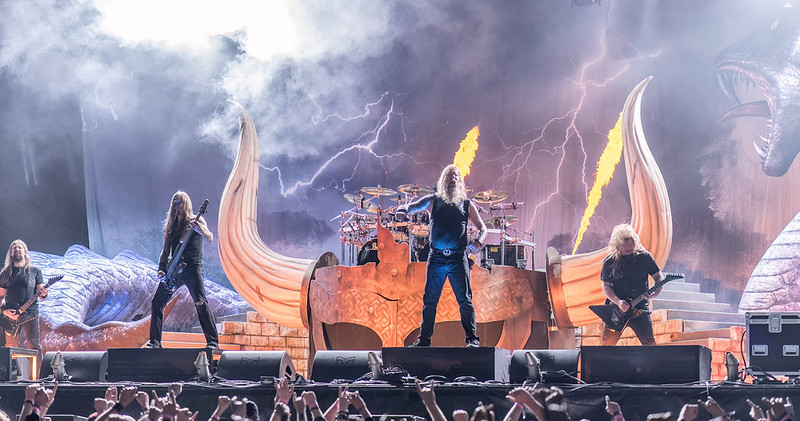 La banda Amon Amarth tocando en directo. Licencia CC, autor AI Case