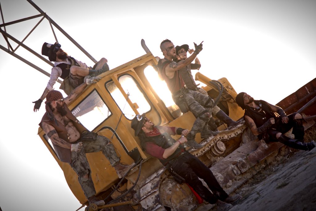 Foto de Hijos del Tercer Acorde en su tractor en el videoclip del todo al 3