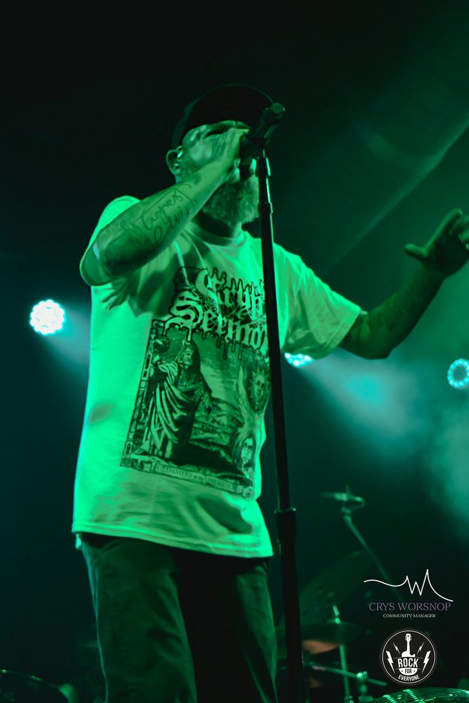 Crónica de In Flames en Sevilla. Foto de la banda actuando