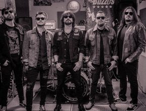 Foto de la banda como portada de la entrevista a The Buzzos