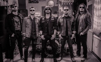 Foto de la banda como portada de la entrevista a The Buzzos