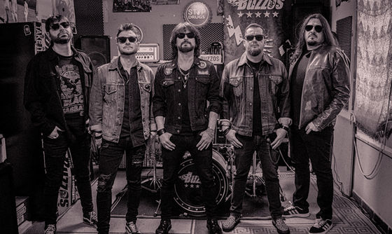 Foto de la banda como portada de la entrevista a The Buzzos