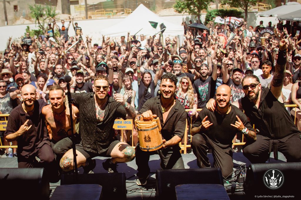 Miembros de Salduie posando junto al público tras su concierto acústico en el Leyendas del Rock 2026
