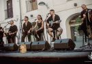 Salduie actuando en concierto acústico en la Plaza Mayor durante el Leyendas del Rock 2026