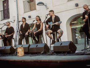 Salduie actuando en concierto acústico en la Plaza Mayor durante el Leyendas del Rock 2026