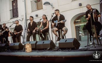 Salduie actuando en concierto acústico en la Plaza Mayor durante el Leyendas del Rock 2026