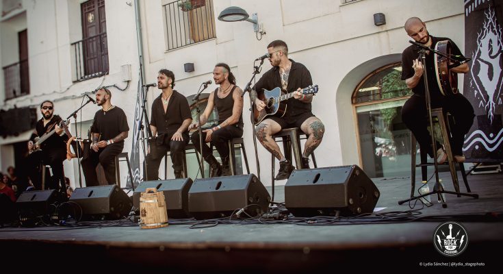 Salduie actuando en concierto acústico en la Plaza Mayor durante el Leyendas del Rock 2026