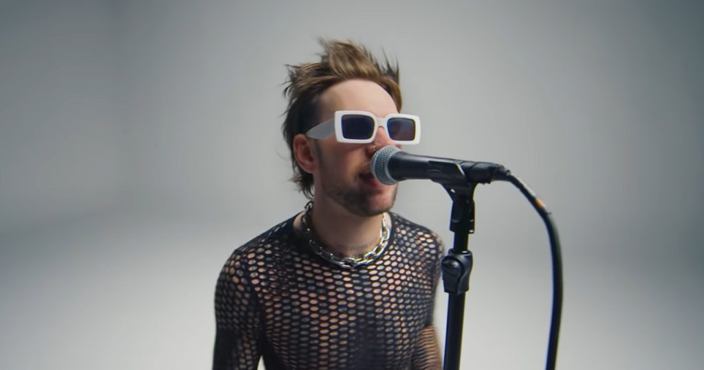 imagen del videoclip de self hell de while she sleeps, que toma influencias del nu metal