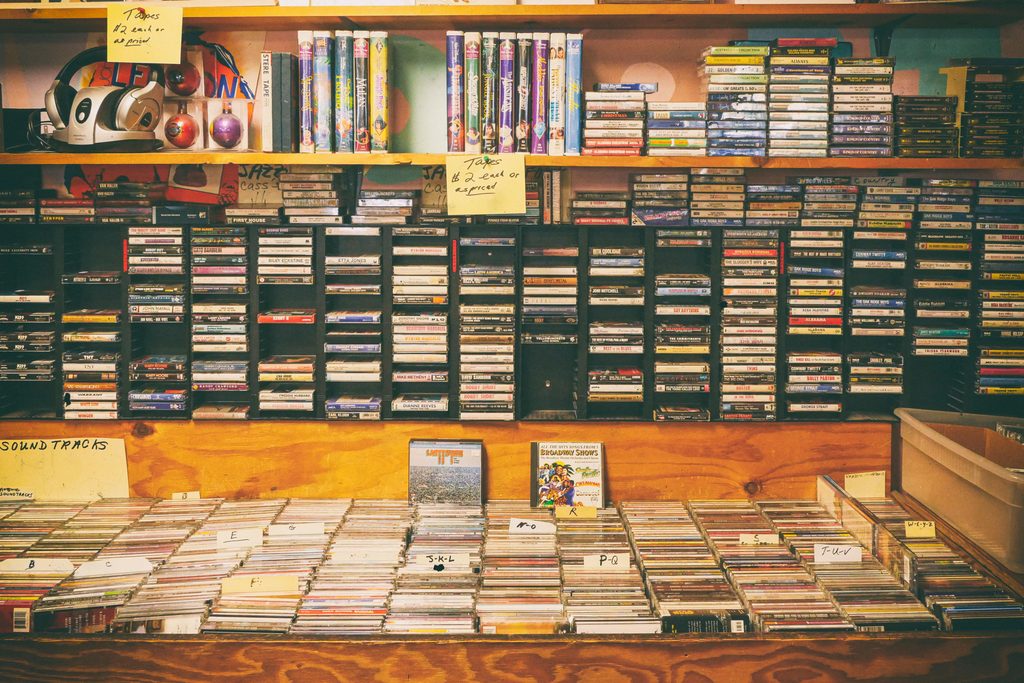 imagen de coleccion retro de cintas, cds y vhs