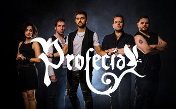 Fotografía promocional de la banda de folk metal Profecía junto al logotipo del grupo.