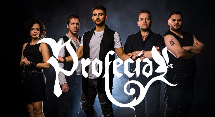 Fotografía promocional de la banda de folk metal Profecía junto al logotipo del grupo.