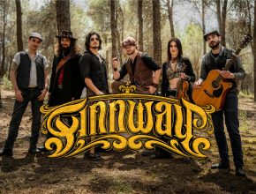 Grupo de folk metal Finnway posando al aire libre en un entorno natural.