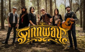 Grupo de folk metal Finnway posando al aire libre en un entorno natural.