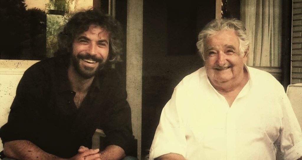 Crítica de Fiesta Pagäna la película. Foto de Álvaro Brechner con Pepe Mújica