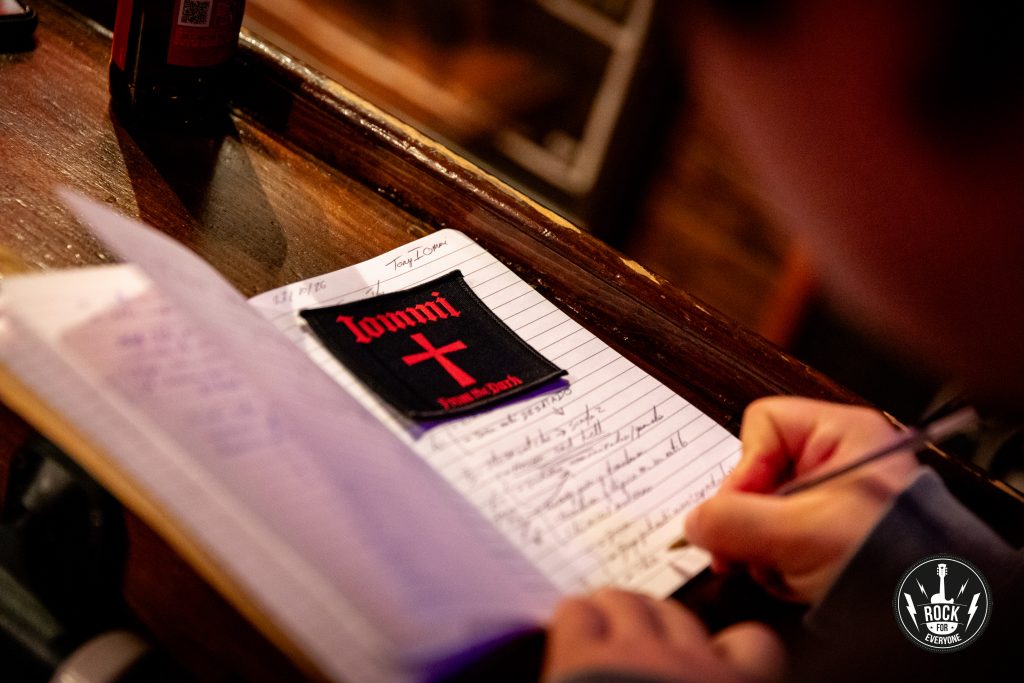 Escribiendo la reseña de From de Dark