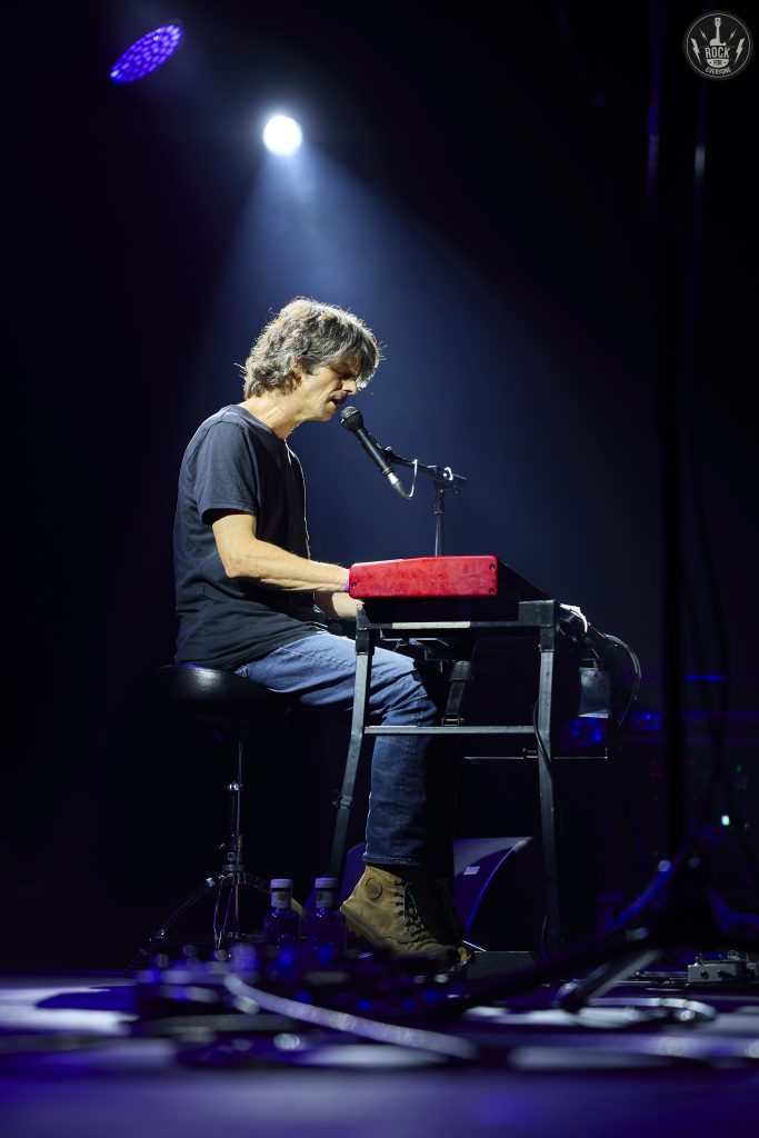 Crónica de Teenage Fanclub foto de Eyuros Childs músico tocando el teclado
